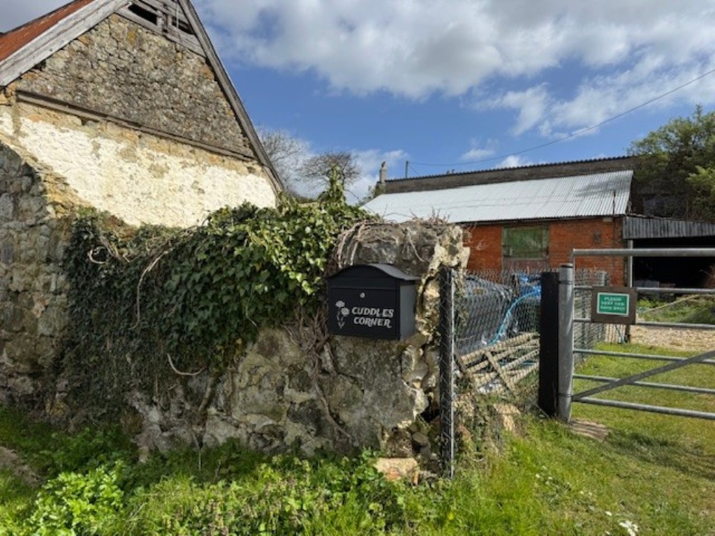 Lot: 82 - LAND AND TWO BARNS WITH CONSENT FOR RESIDENTIAL CONVERSION - View of the site entrance
